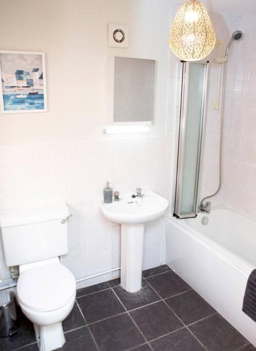 Cheerful 2 Bedroom House In The Heart Of Belfast Exterior foto